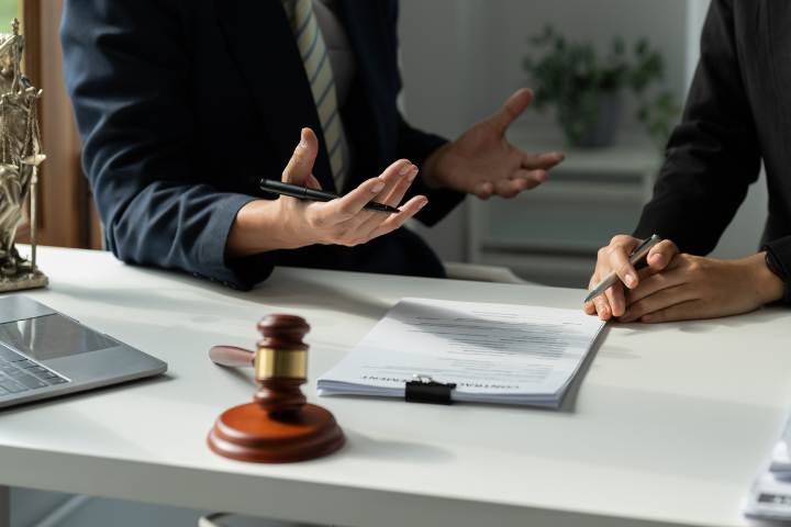 Equipe jurídica trabalhando em conjunto em escritório de advocacia moderno, notebooks e processos digitais em tela, fotografia realista corporativa sobre terceirização jurídica