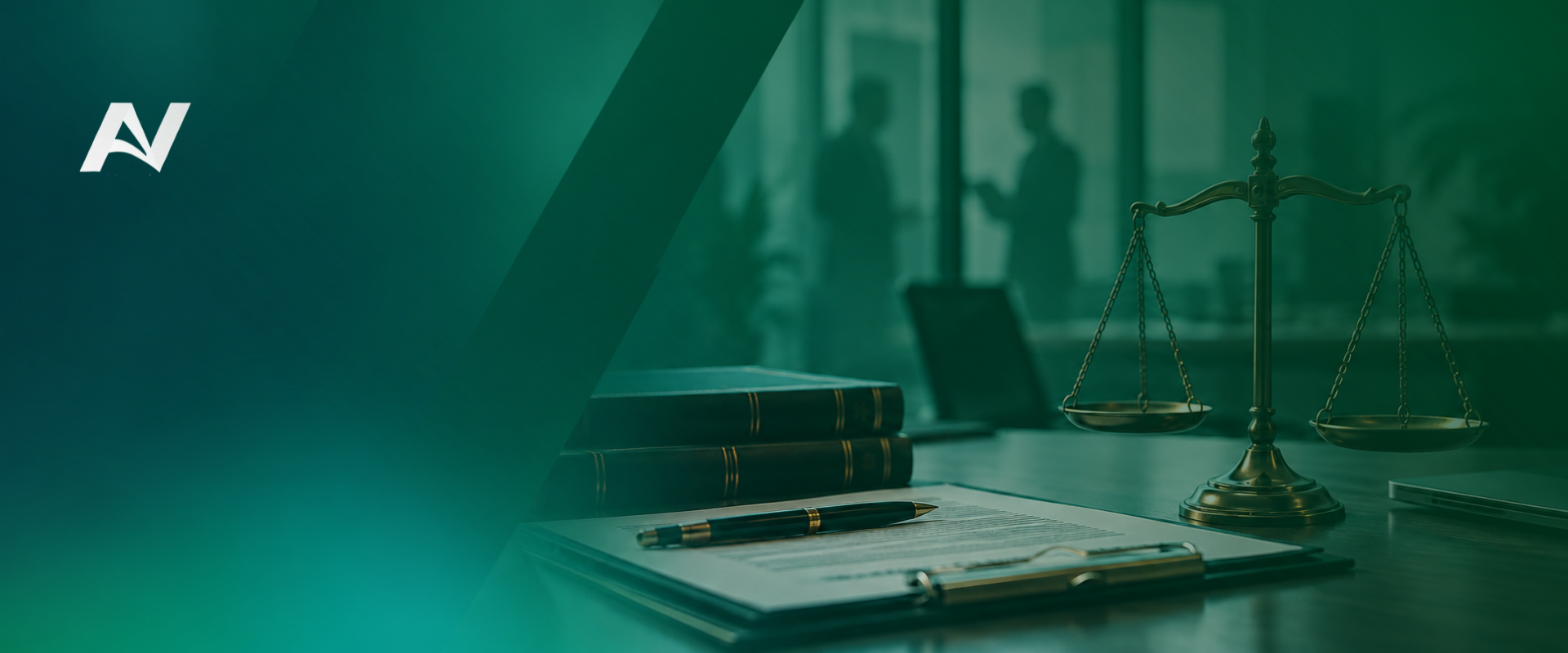 Mesa de escritório de advocacia com livros jurídicos encadernados, balança da justiça em bronze, caneta sobre documento contratual e silhuetas de advogados ao fundo em ambiente corporativo, tonalidade verde escura dramática