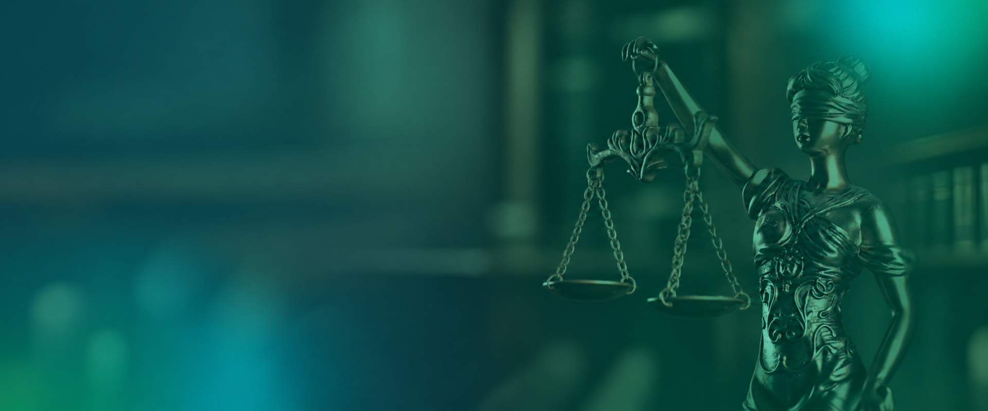Banner institucional verde-petróleo com balança da justiça dourada em destaque, alerta sobre golpes de falsos advogados, composição gráfica moderna com selo de atenção